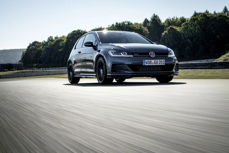 Golf z genami auta wyścigowego: Volkswagen rozpoczął sprzedaż Golfa GTI TCR - 75.