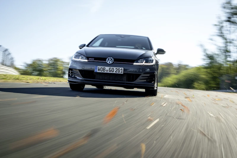 Golf z genami auta wyścigowego: Volkswagen rozpoczął sprzedaż Golfa GTI TCR - 4.