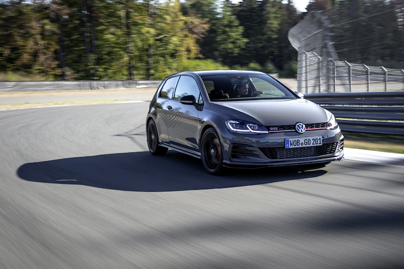 Golf z genami auta wyścigowego: Volkswagen rozpoczął sprzedaż Golfa GTI TCR - 8.