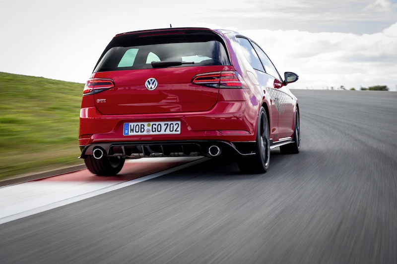 Golf z genami auta wyścigowego: Volkswagen rozpoczął sprzedaż Golfa GTI TCR - 77.