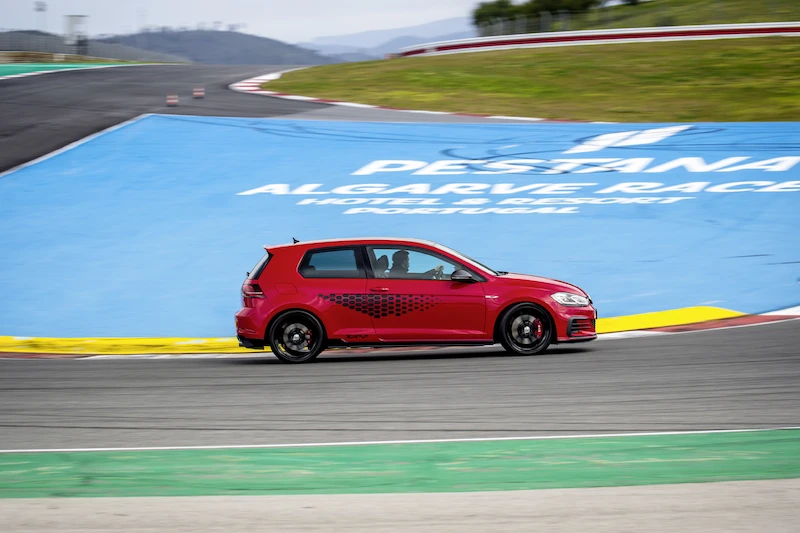 Golf z genami auta wyścigowego: Volkswagen rozpoczął sprzedaż Golfa GTI TCR - 95.