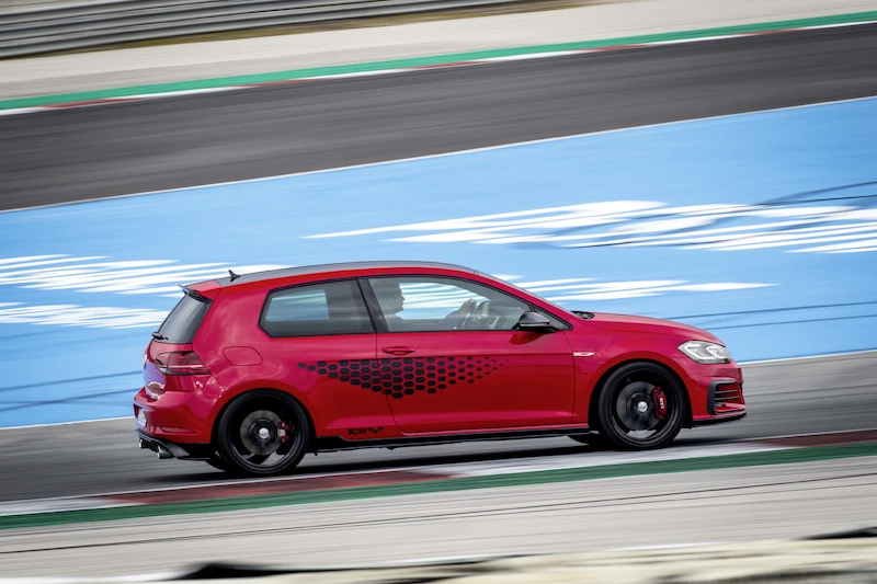 Golf z genami auta wyścigowego: Volkswagen rozpoczął sprzedaż Golfa GTI TCR - 26.