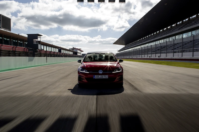 Golf z genami auta wyścigowego: Volkswagen rozpoczął sprzedaż Golfa GTI TCR - 96.