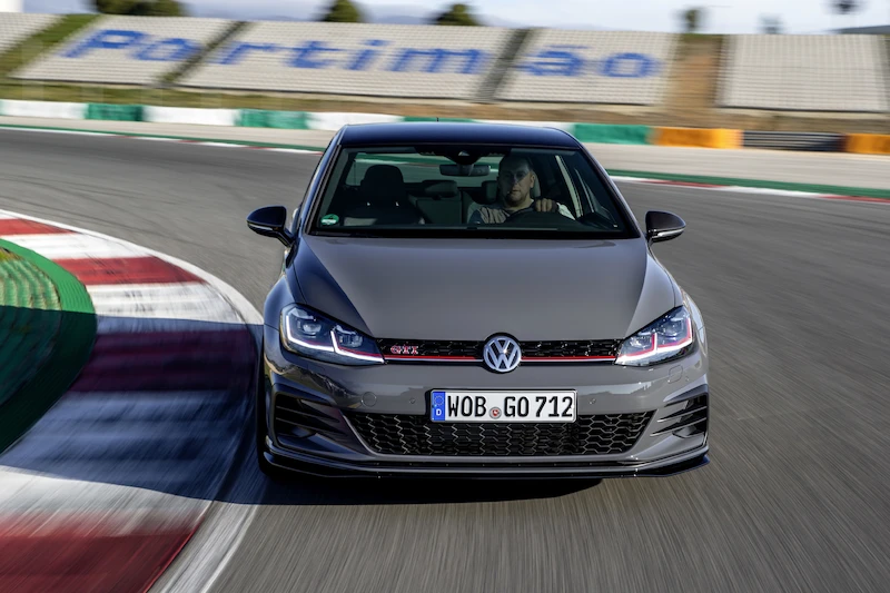 Golf z genami auta wyścigowego: Volkswagen rozpoczął sprzedaż Golfa GTI TCR - 38.