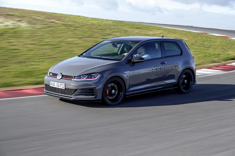 Golf z genami auta wyścigowego: Volkswagen rozpoczął sprzedaż Golfa GTI TCR - 43.