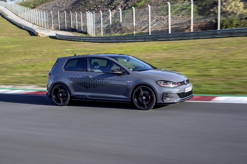 Golf z genami auta wyścigowego: Volkswagen rozpoczął sprzedaż Golfa GTI TCR - 44.