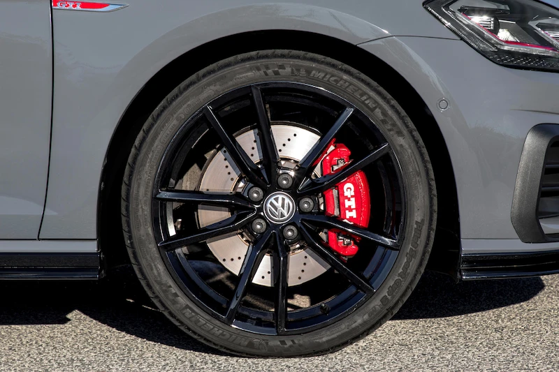 Golf z genami auta wyścigowego: Volkswagen rozpoczął sprzedaż Golfa GTI TCR - 49.