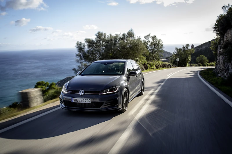 Golf z genami auta wyścigowego: Volkswagen rozpoczął sprzedaż Golfa GTI TCR - 105.