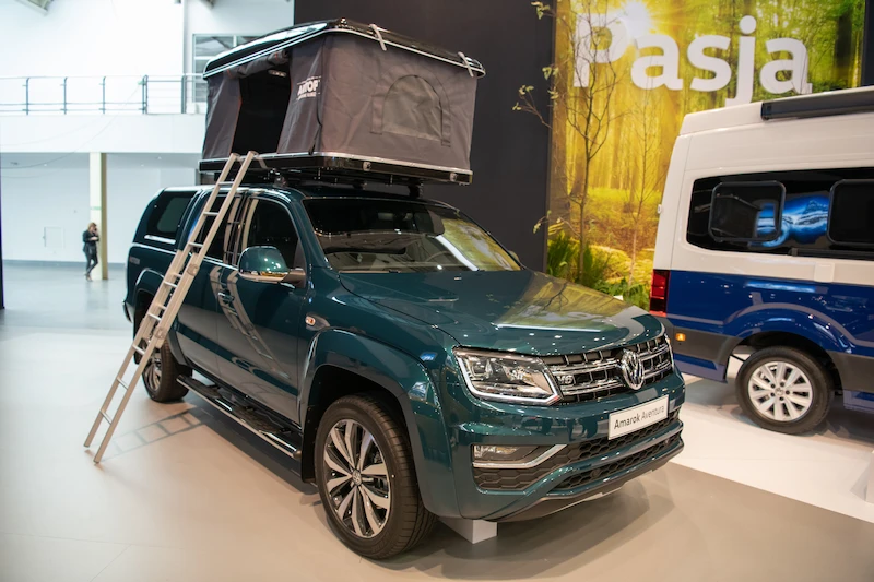 Caddy Beach, California Beach, Grand California i Amarok z namiotem dachowym – modele marki Volkswagen Samochody Użytkowe idealne do realizacji pasji - 3.