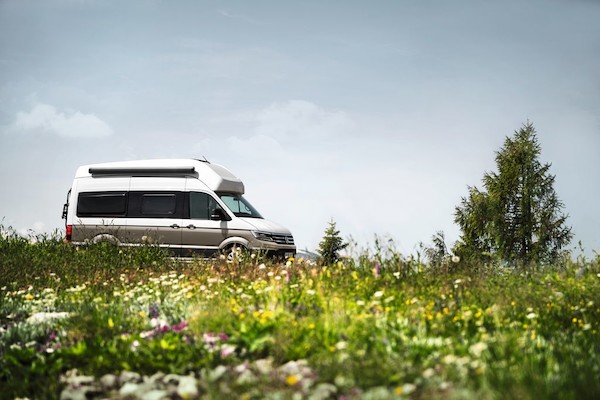 Caddy Beach, California Beach, Grand California i Amarok z namiotem dachowym – modele marki Volkswagen Samochody Użytkowe idealne do realizacji pasji