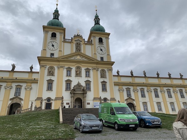 Volkswagen e-Crafter oraz Audi e-tron uczestniczyły w „Pierwszej Emobilnej Pielgrzymce Polska-Watykan”