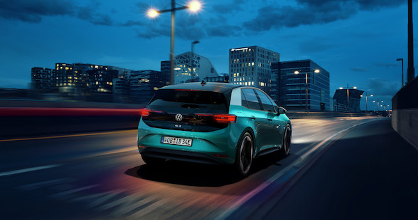 Elektryczny Volkswagen ID.3 potrafi komunikować się z kierowcą i otoczeniem za pomocą świateł