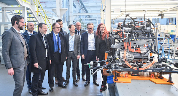Volkswagen Samochody Dostawcze dostarczy 420 e-Crafterów francuskiej firmie Chronopost specjalizującej się w logistyce miejskiej