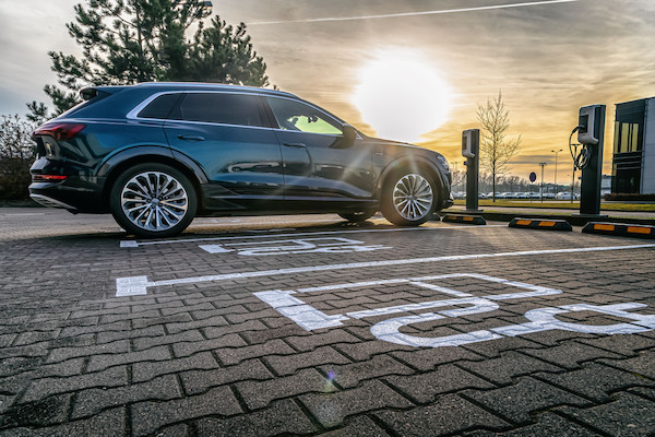 36 punktów ładowania samochodów elektrycznych na terenie Volkswagen Group Polska