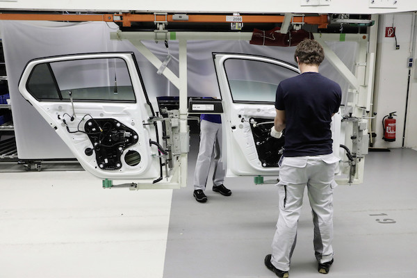 Volkswagen zacznie stopniowo wznawiać produkcję