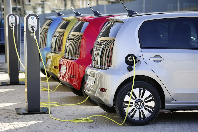 Wyniki badań: większość Polaków za dopłatami do aut elektrycznych, ale wolą model norweski - 1.