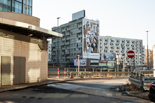 Volkswagen Caddy 5 - niecodzienny mural w centrum Warszawy