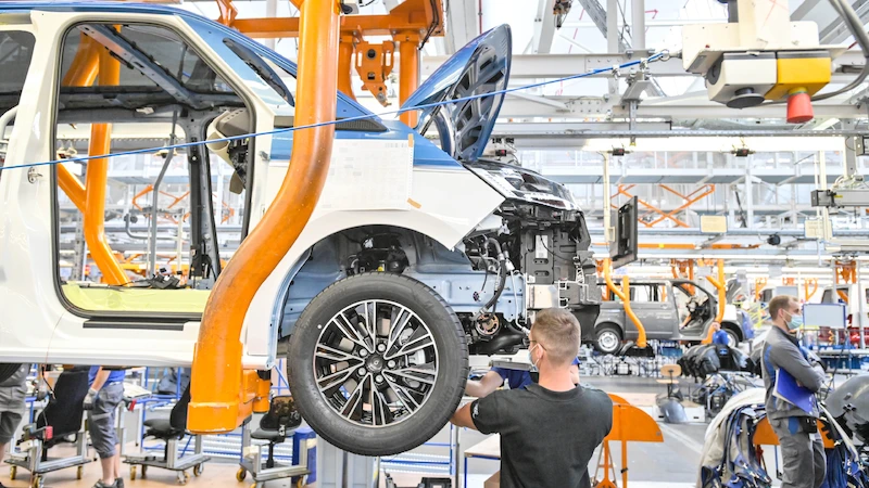 Jeszcze bardziej innowacyjny i scyfryzowany: w zmodernizowanej fabryce Volkswagen Samochody Dostawcze w Hanowerze rozpoczęto seryjną produkcję Nowego Multivana - 7.