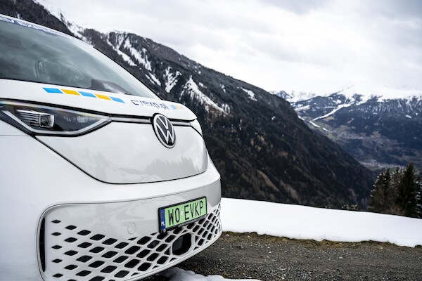 ID. Buzz edukuje w zakresie elektromobilności i bierze udział w wyprawie z Polski w Alpy