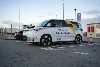 ID. Buzz edukuje w zakresie elektromobilności i bierze udział w wyprawie z... - galeria