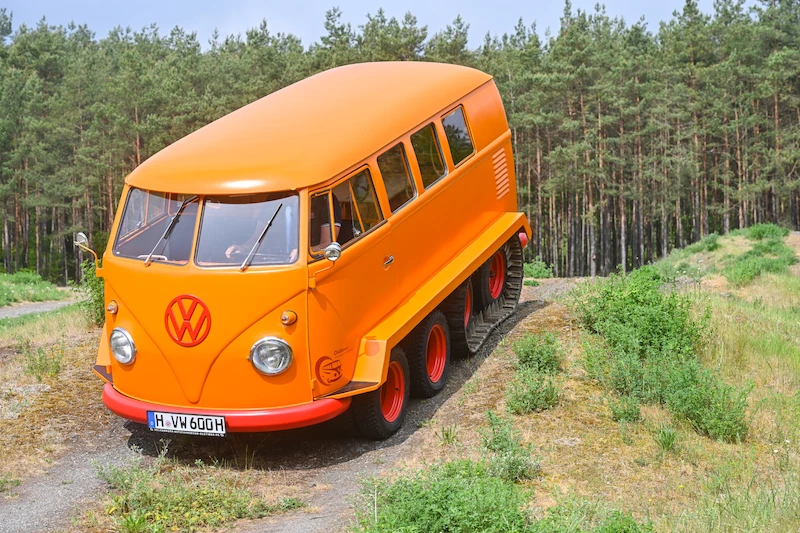 Volkswagen T1 Raupenfuchs i Volkswagen T2 Elektro - dwa unikalne samochody na VW Bus Festival 2023 - 12.