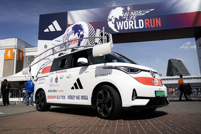 Adam Małysz w ID. Buzzie gonił tysiące biegaczy Wings for Life World Run - 2.