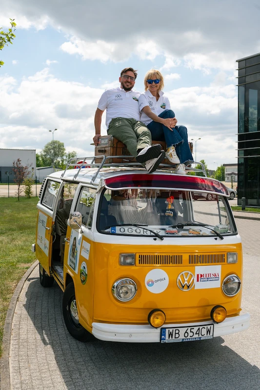Kultowy T2 wraca na polskie drogi z misją, która może zmienić życie osób z niepełnosprawnościami. Volkswagen Samochody Dostawcze partnerem wyjątkowego projektu „Ogórek OzN” - 3.