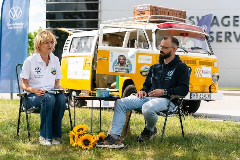 Kultowy T2 wraca na polskie drogi z misją, która może zmienić życie osób z niepełnosprawnościami. Volkswagen Samochody Dostawcze partnerem wyjątkowego projektu „Ogórek OzN”