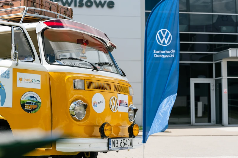 Kultowy T2 wraca na polskie drogi z misją, która może zmienić życie osób z niepełnosprawnościami. Volkswagen Samochody Dostawcze partnerem wyjątkowego projektu „Ogórek OzN” - 2.