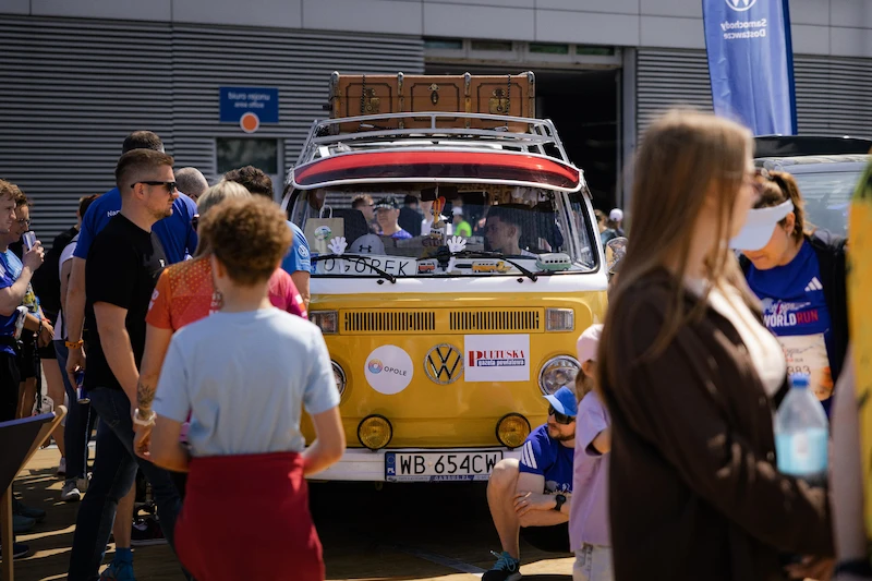 Kultowy T2 wraca na polskie drogi z misją, która może zmienić życie osób z niepełnosprawnościami. Volkswagen Samochody Dostawcze partnerem wyjątkowego projektu „Ogórek OzN” - 4.