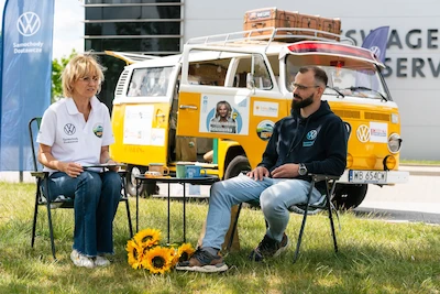 Kultowy T2 wraca na polskie drogi z misją, która może zmienić życie osób z niepełnosprawnościami. Volkswagen Samochody Dostawcze partnerem wyjątkowego projektu „Ogórek OzN”