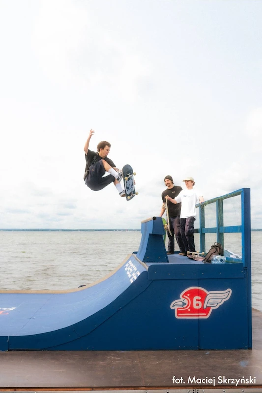 Wolność pachnąca benzyną i jodem. Volkswagen i surfingowa energia Hel Riders 2026