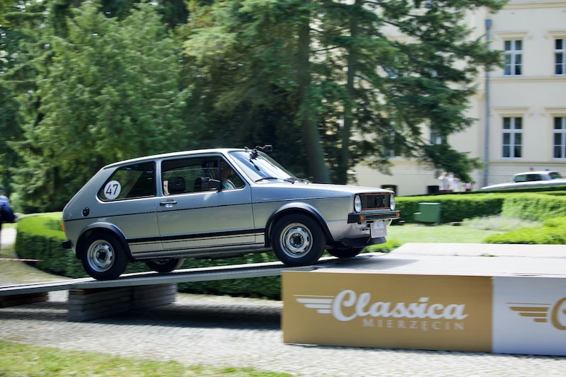 Legenda spotyka się z historią. Golf GTI pierwszej generacji z platynowym certyfikatem FIVA i nagrodą publiczności na Classica Mierzęcin 2026