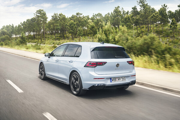 Nowy napęd hybrydowy: rusza przedsprzedaż Golfa i T-Roca z układem typu full hybrid