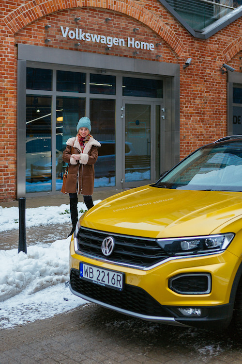 Pierwsza klientka odebrała samochód z nowatorskiego Volkswagen Home w Warszawie