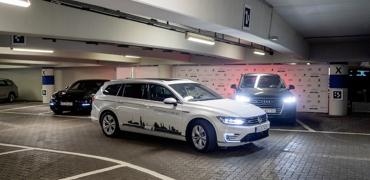 Koniec z szukaniem wolnego miejsca! Koncern Volkswagen testuje autonomiczne parkowanie na lotnisku w Hamburgu