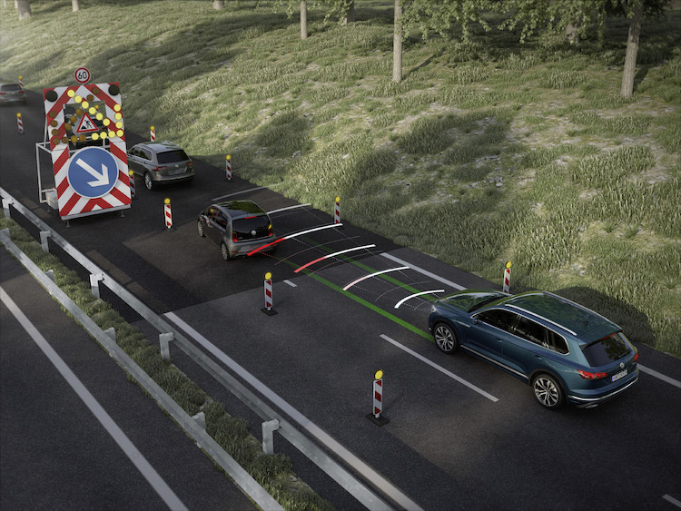 Technologie high-tech w nowym Touaregu - część 4:
„Asystent jazdy w korku” umożliwia częściowo automatyczną jazdę z prędkością do 55 km/h również w miejscach robót drogowych