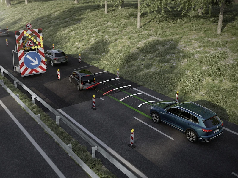 Technologie high-tech w nowym Touaregu - część 4:
„Asystent jazdy w korku” umożliwia częściowo automatyczną jazdę z prędkością do 55 km/h również w miejscach robót drogowych