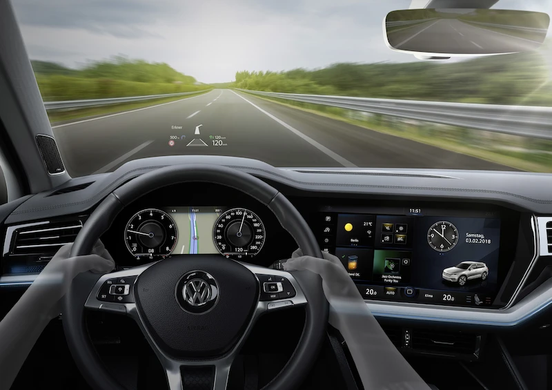 Technologie high-tech w nowym Touaregu – część 5:
Head-up display wyświetla ważne informacje na przedniej szybie
