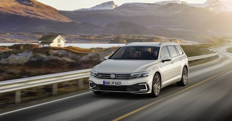Premiera podczas Salonu Genewskiego: Nowy Passat* jako pierwszy Volkswagen będzie mógł poruszać się częściowo automatycznie przy wyższych prędkościach