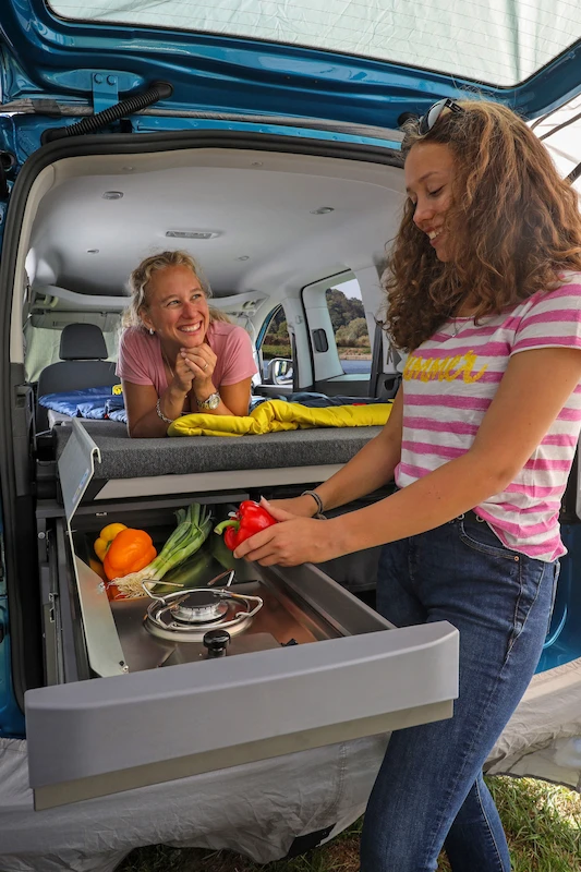 Światowa premiera: Nowy Caddy idealny na długie podróże - z wysuwaną mini kuchenką, panoramicznym szklanym dachem i jeszcze większą ilością przestrzeni - 3.