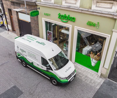 Jak będzie wyglądać nowoczesna logistyka miejska? Żabka Polska testuje e-Craftera w...