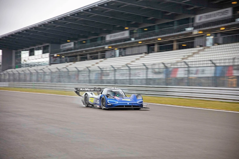 Nico Rosberg testuje Volkswagena ID.R – wyczynowy elektryczny samochód sportowy - 6.