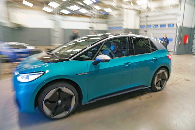 Nico Rosberg testuje Volkswagena ID.R – wyczynowy elektryczny samochód sportowy - 8.