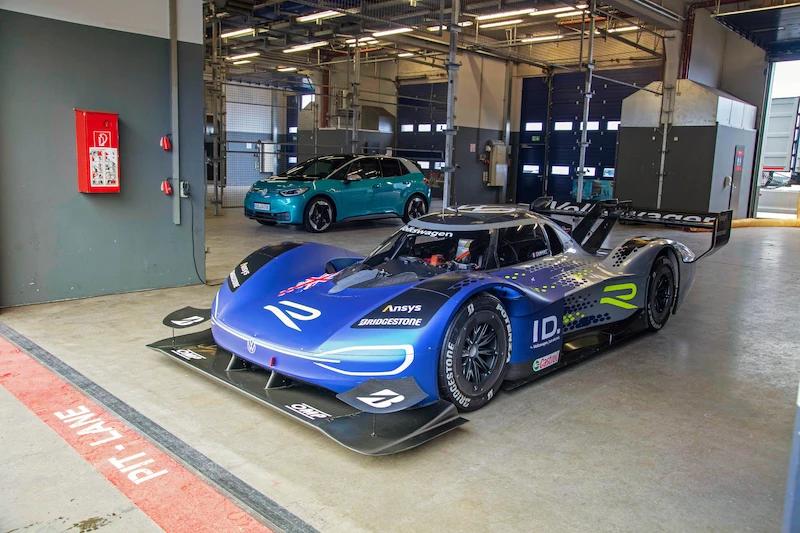 Nico Rosberg testuje Volkswagena ID.R – wyczynowy elektryczny samochód sportowy - 10.