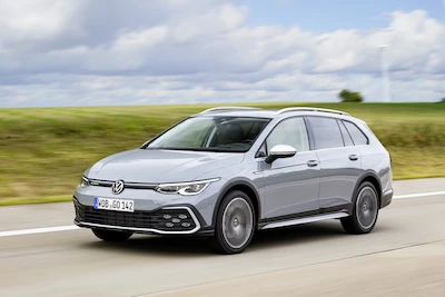 Nowy Golf Alltrack, seryjnie wyposażony w stały napęd na cztery koła 4MOTION, dostępny do...