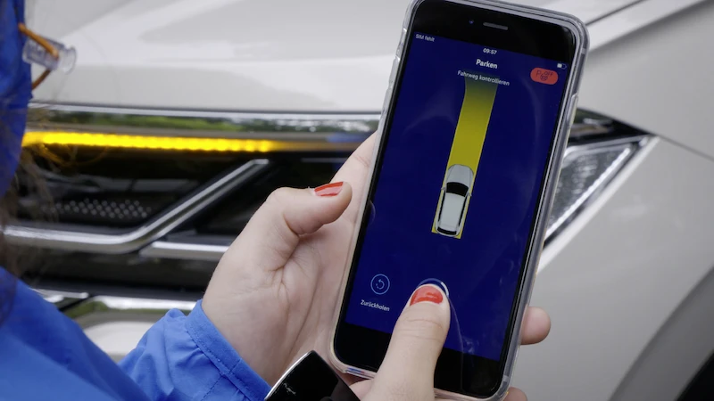 Auto sterowane smartfonem: Touarega można teraz zaparkować zdalnie - 2.
