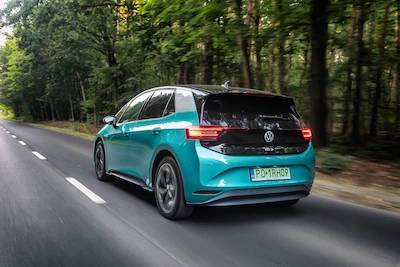 Rozmowa na temat ekodrivingu w samochodach elektrycznych w podcaście „Elektrycznie...