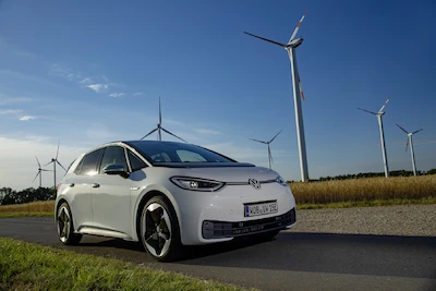Rozmowa o neutralnej pod względem emisji CO2 produkcji samochodów elektrycznych w nowym...
