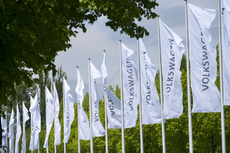 Szybka poprawa sytuacji na rynku nowych samochodów spowodowała braki w dostawach półprzewodników – Grupa Volkswagen musi modyfikować plany produkcyjne
